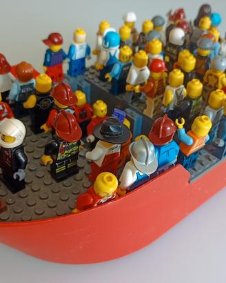 nave carica di personaggi Lego