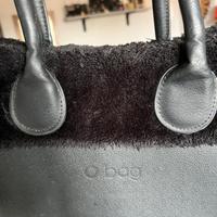 Borsa O bag nera con pelliccia