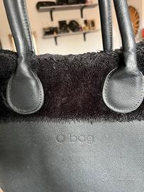 Borsa O bag nera con pelliccia