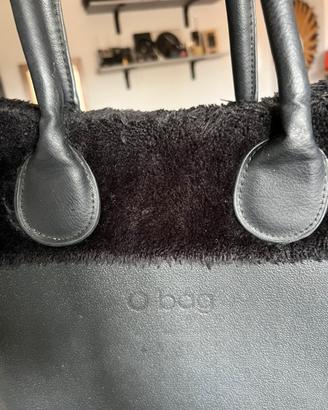 Borsa O bag nera con pelliccia