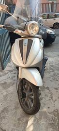 Piaggio Beverly 250 del 2009 con baule e paravento