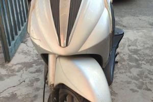Piaggio Beverly 250 del 2009 con baule e paravento