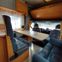 Camper mansardato con garage e dinette girevole