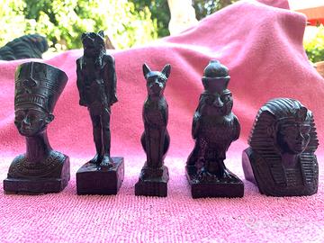 statuine egizie: Bastet, Nefertiti e Tutankhamon