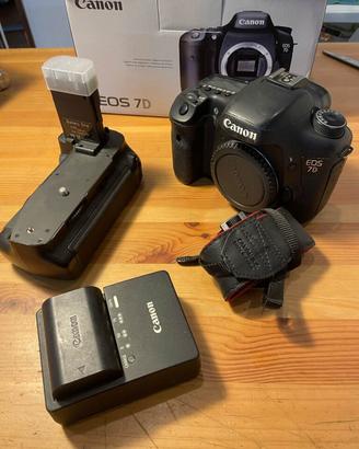 Canon 7D APS-C 48000 scatti con battery grip