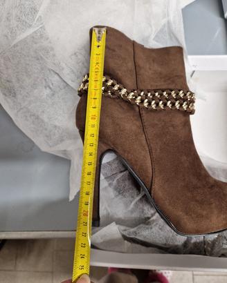 Stivaletti scamosciati