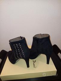 stivaletto alla caviglia con borchie n. 35