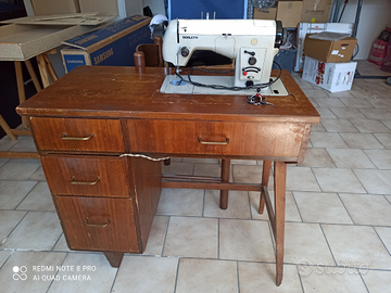 Mobile da collezione con macchina da cucire