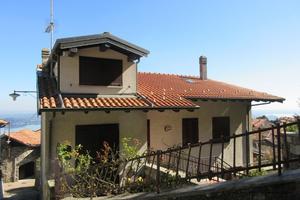 Casa indipendente in centro paese con giardino