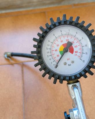 Pistola di gonfiaggio pneumatici con manometro