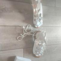 scarpe claros con lacci bianche 