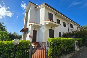 VILLA A SCHIERA D'ANGOLO A RENDE