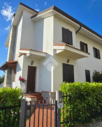 VILLA A SCHIERA D'ANGOLO A RENDE