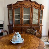 Mobile legno + tavolo legno e sedie foderate.