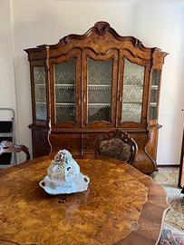 Mobile legno + tavolo legno e sedie foderate.