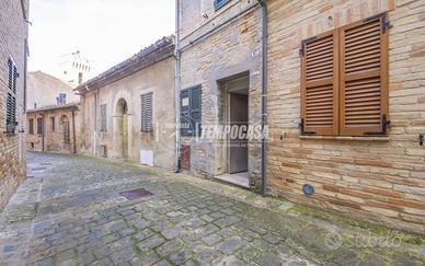 TERRACIELO IN PIENO CENTRO CON GARAGE/MAGAZZINO E