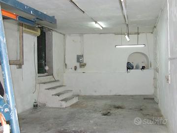 Locale 90mq su due livelli fronte strada