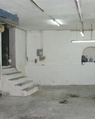 Locale 90mq su due livelli fronte strada