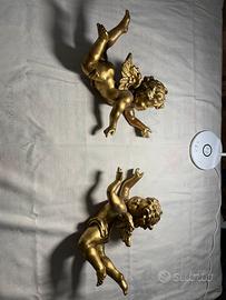 Coppia di antichi putti alati scolpiti in legno