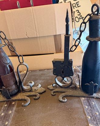 Porta bottiglie in ferro battuto con serratura