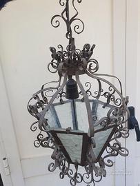 Lampade ed oggetti in ferro battuto