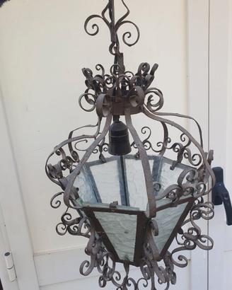 Lampade ed oggetti in ferro battuto