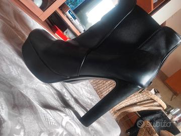 stivaletti neri con tacchi alti e plateau stile el