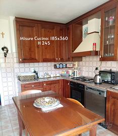 Cucina in legno completa