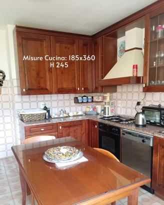 Cucina in legno completa