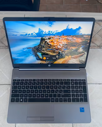 HP Notebook 250 G8 I5-1135G7  15.6” 8Gb ram 256GB