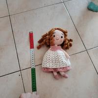 bambola all'uncinetto 