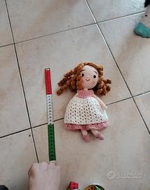 bambola all'uncinetto 