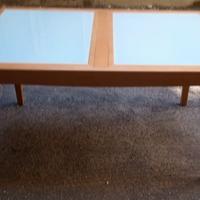 Tavolo in ciliegio e vetro satinato