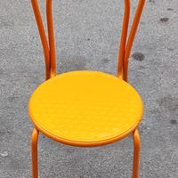 sedia plastica gialla