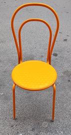 sedia plastica gialla