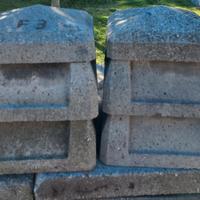 Due camini, cordolo, mattoni