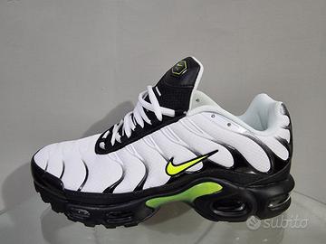 Nike air max hot sale plus bianche e nere