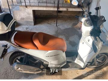 Scarebeo 200 IE Bianco
