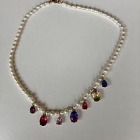 collana perline bianche con pendenti