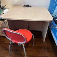 Scrivania in legno con sedia