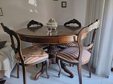 Tovolo rotondo con sedie vintage