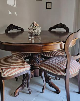 Tovolo rotondo con sedie vintage
