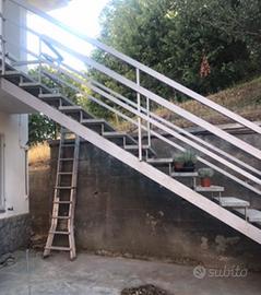 Scala in pietra serizzo