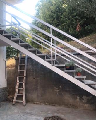 Scala in pietra serizzo