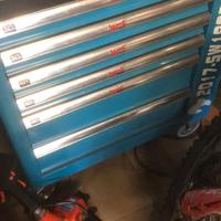 Carrello con  attrezzatura professionale