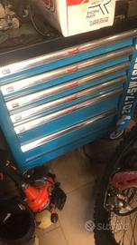 Carrello con  attrezzatura professionale