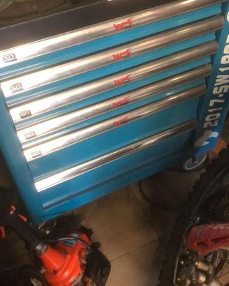Carrello con  attrezzatura professionale