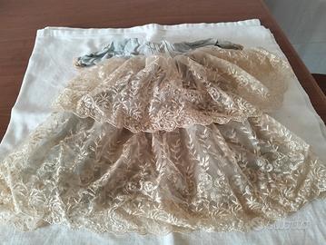 Vestito vintage per bambola in pizzo e raso