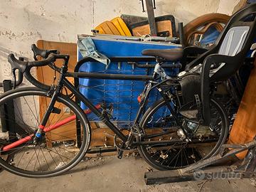 Bici senza cambio con seggiolino per bambini.
