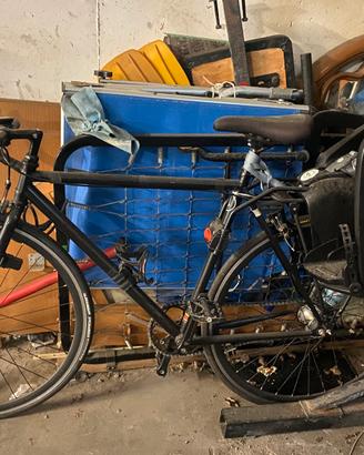 Bici senza cambio con seggiolino per bambini.